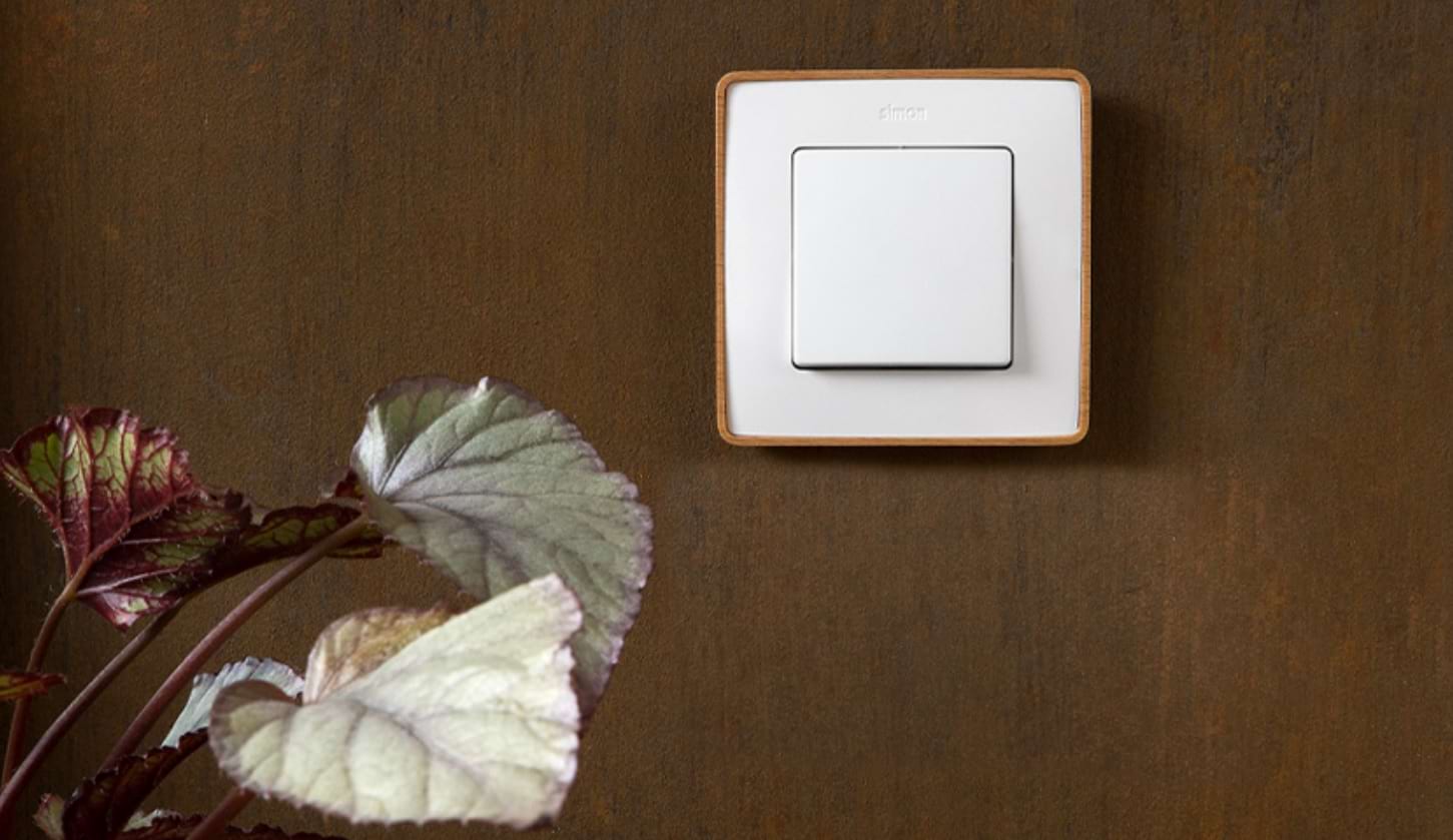 Simon 82 Detail: Formvollendete Technik mit individuellem Charakter